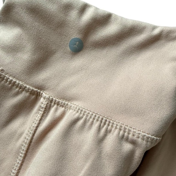 Soft pink leggings, stretchy and comfortable #leggings #activewear - Picture 3 of 4